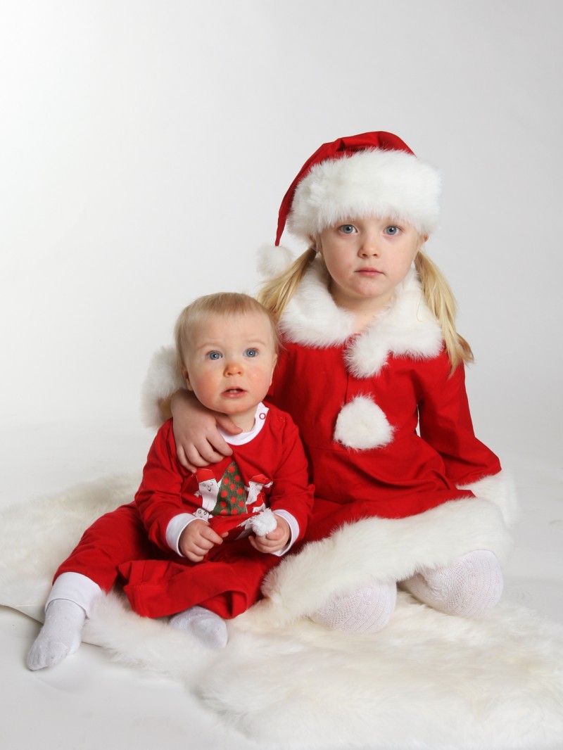 Maja, 3,5 år och Ida Selander, 10 månader, Ersmark, skickar många julkramar till mormor, morfar, farfar, Elsy, farmor, alla andra släktingar, underbara kompisar och förskolan Månljuset och Nyckelpigan.
